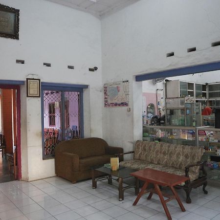 Oyo Life 1972 Aman Family Inn Syariah Ponorogo Exterior foto