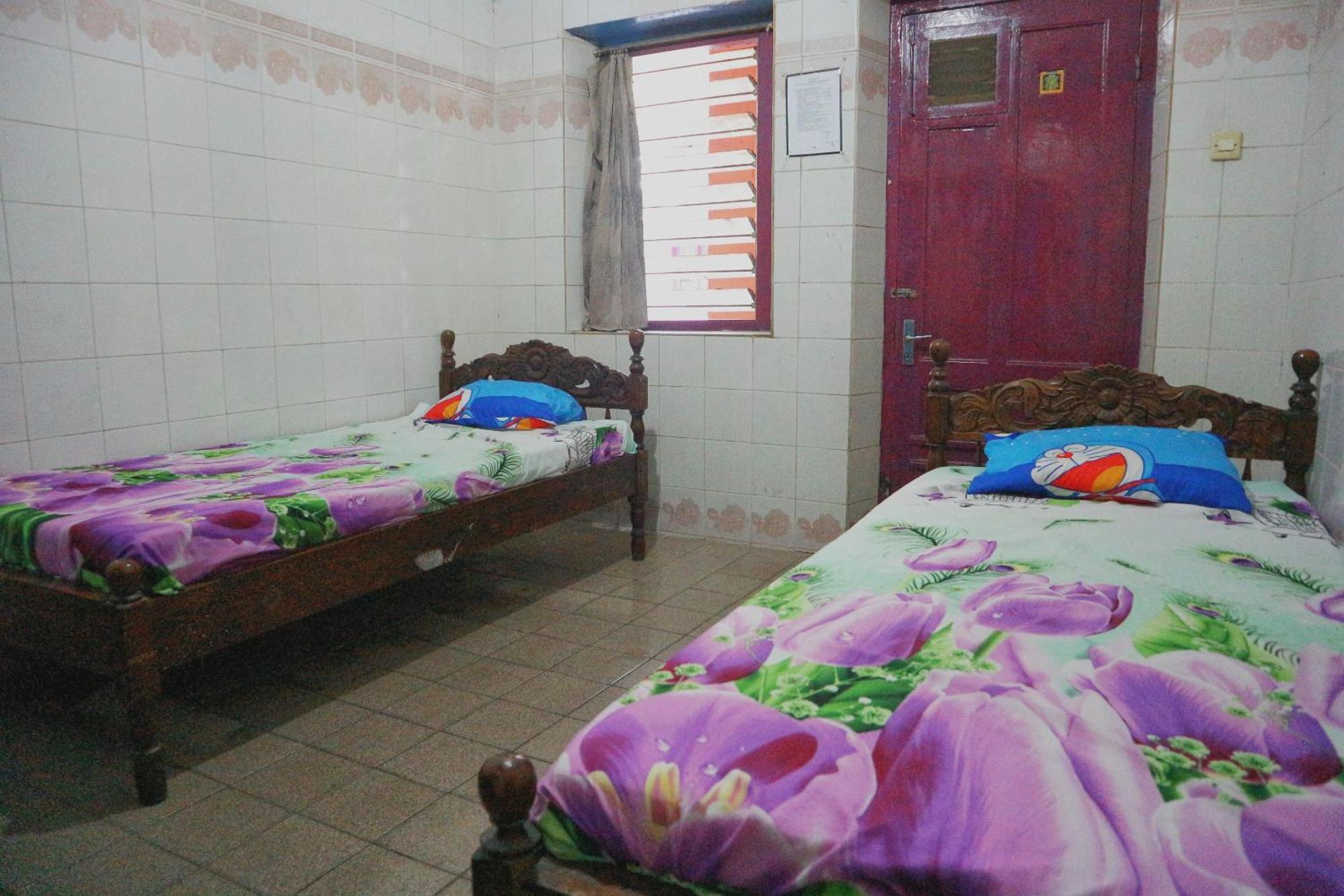 Oyo Life 1972 Aman Family Inn Syariah Ponorogo Exterior foto
