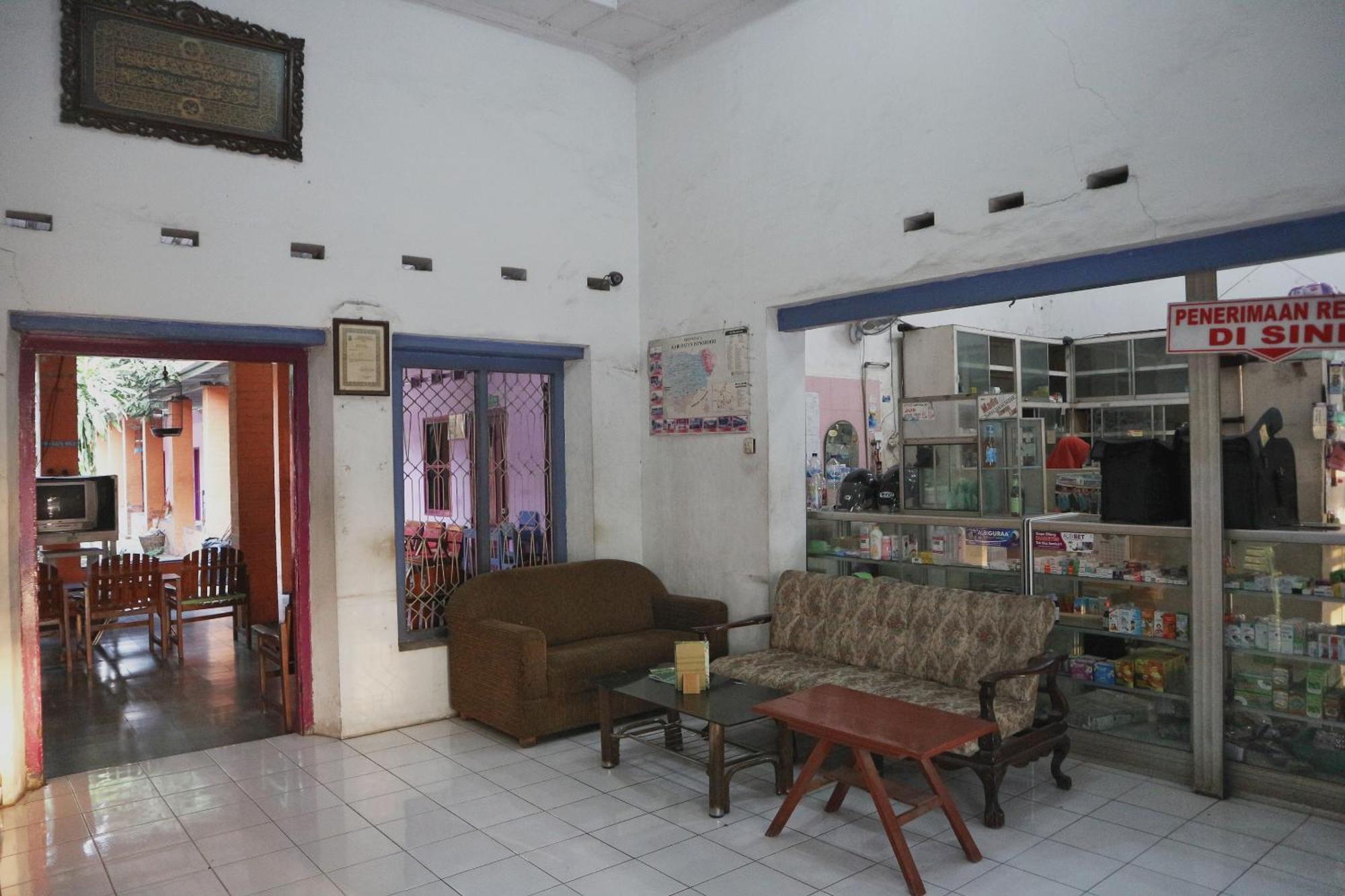 Oyo Life 1972 Aman Family Inn Syariah Ponorogo Exterior foto
