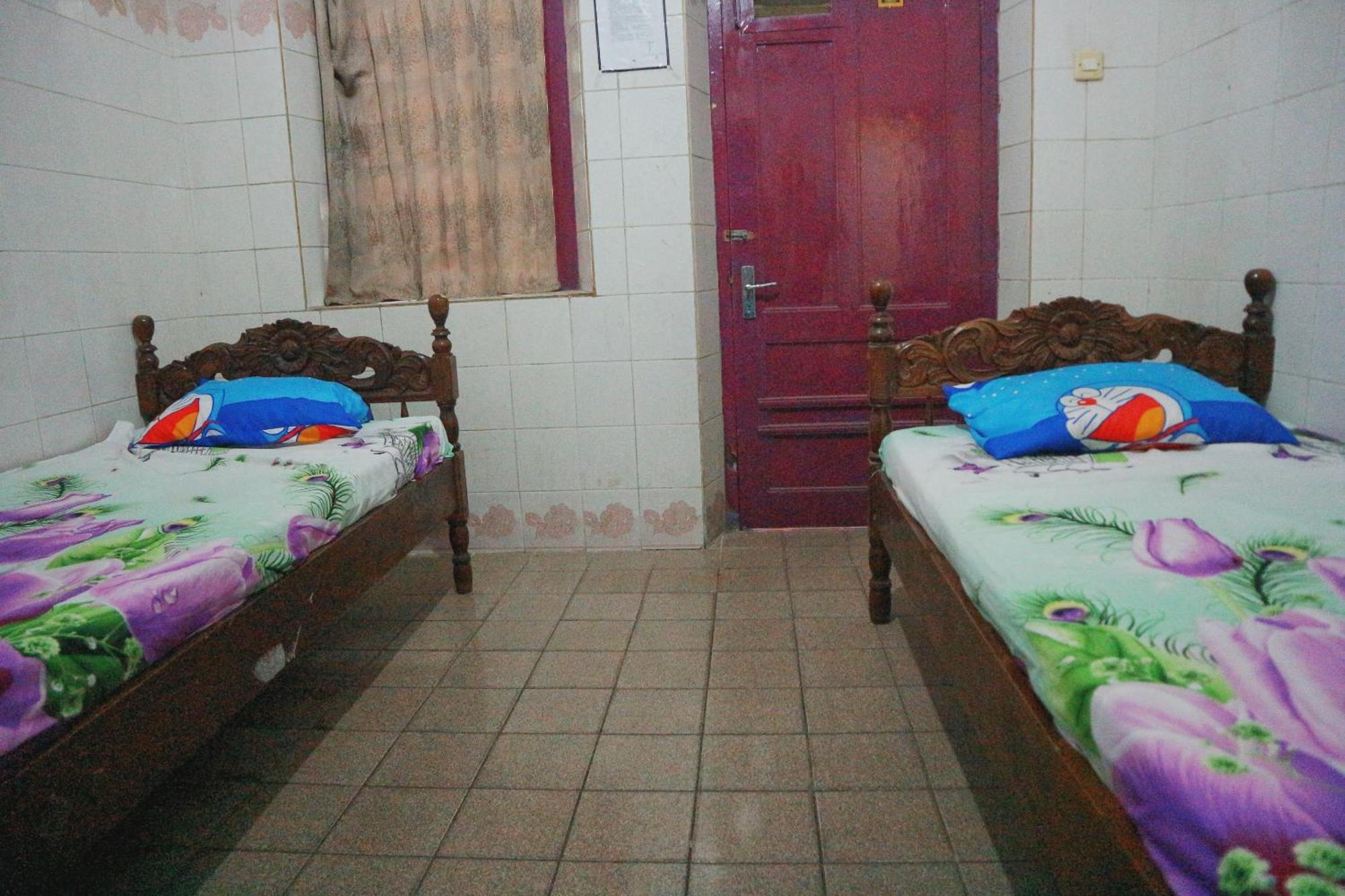 Oyo Life 1972 Aman Family Inn Syariah Ponorogo Exterior foto