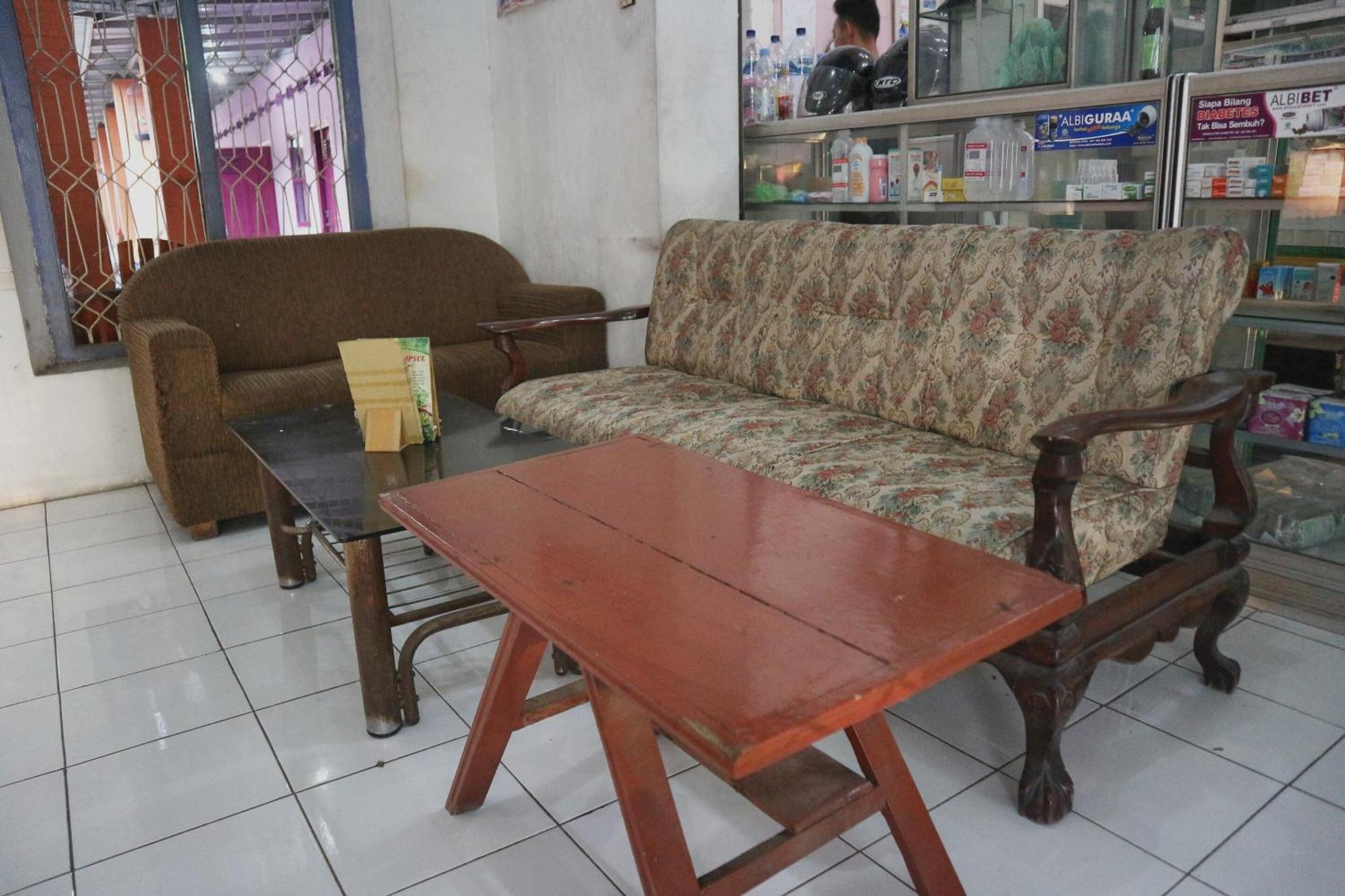 Oyo Life 1972 Aman Family Inn Syariah Ponorogo Exterior foto